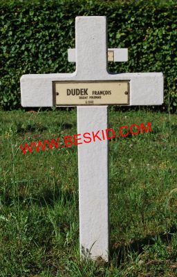 DUDEK François
Décès 06.1940 Hoste-Haut (57)
Inhumation 05.05.1964 - Tombe 9
Armée Polonaise
copyright Frania 
