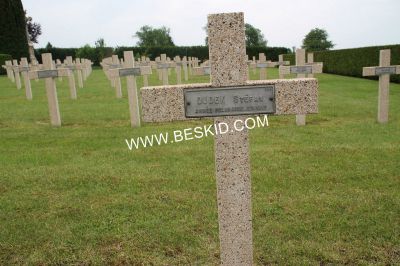 DUDEK Stefan
Décès 06.1940 Azoudange (57)
Inhumation 19.03.1942
Armée Polonaise
Tombe 334
Copyright Frania
