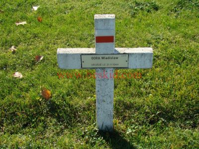 GORA Wladislaw
31 ans - célibataire à Gréoux-les Bains (04)
Venant du centre d’accueil d’Aix-les-Bains (74)
Né 29.11.1912 Jadlowek Podlaskie (PL)
Fils de Jean & Caroline Blockalow
Décès 21.11.1944 Lyon 3ème (69)
(Hôpital Edouard Herriot)
Soldat
Estampille 3124/3
Provenance Lyon-Guillotière 6/1-8-26
Inhumation 30.09.1957 - PV 2249
Carré D - Rang 4 - Tombe 37
Copyright Frania
