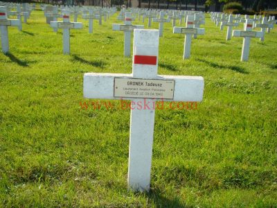 GRONEK Tadeusz
40 ans - Epouse Torbe Jadwiga
Né 18.01.1899 Dzikow (9 en PL)
Décès 09.04.1940 Lyon 2ème (69)
(Hôpital Desgenettes maladie contagieuse)
145ème Bataillon Aviation Polonaise
Estampille 266/2
Lieutenant-Pilote
Domicile : 136 Koscinszki Bonziau (PL)
Provenance Lyon-Guillotière K.3-2P-4-10
Inhumation 21.09.1957 - PV 2029
Carré D - Rang 4 - Tombe 10
Copyright Frania
