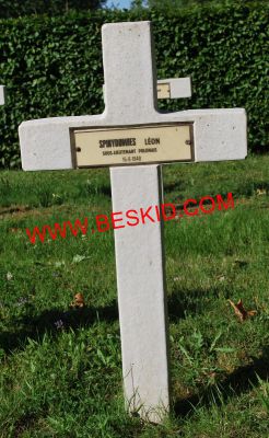 SPIRYDOWIES Leon
Décès 15.06.1940 Azoudange (57)
Inhumation 17.05.1964 - Tombe 2
Sous-Lieutenant
Armée Polonaise
copyright Frania 
