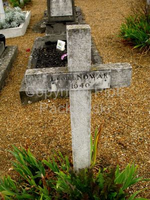 NOWAK Leon
- 20 ans -
Né 29.03.1920 Pologne
Décès 28.05.1940 Deauville (14)
Groupe de Chasse II/8
Sergent Pilote
Diplômé Ecole de sous-officiers de l'aviation Krosno
Pendant la campagne de Pologne affecté comme pilote dans 112ème escadrille de chasse. A rejoint la France via la Roumanie
Affecté groupe de chasse Armée Air II/8 dirigée par Lieutenant Pilot Ludwik Paszkiewicz
Bloch MB 151 nr. 298 / Y-785 des Forces Aériennes Françaises son avion a perdu de la vitesse, s'est écrasé sur l'aérodrome militaire Deauville-St Gatien-des-Bois (14)
Tombe Division 23

