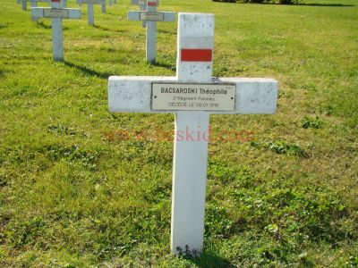 BACSAROSKI Théophile
23 ans - Célibataire
Né 1896 Wejherowo-Nanice Pomorskie (PL) 
Fils Steros & Echichy Ewa
Décès 06.01.1919 Lyon 2ème (69) 
2ème Régiment Infanterie Polonais
1er Bataillon
2ème Compagnie
Soldat Matricule 5670
Domicilié Hadley Massachussetts (USA)
Estampille 125/2
Provenance Lyon-Guillotière (nouveau) M.4-4-10
Inhumation 29.11.1956 - PV 1745
Carré D - Rang 4 - Tombe 1
MORT POUR LA FRANCE
Copyright Frania
