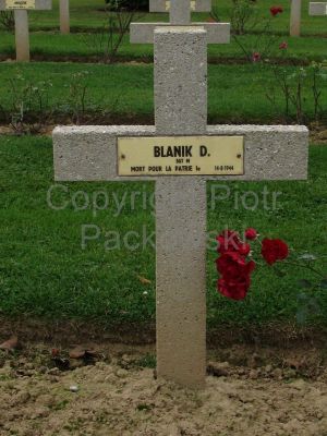 BLANIK Dominik
- 43 ans -
Né 18.12.1900 Glozyny Rybnik (PL)
Décès 14.08.1944 Saint-Aignan-de-Cramesnil (14)
Matricule  6592
Régiment 1ère Division Blindée Polonaise - Tirailleur - Sergent
Tombe 7 - Carré II - Rang D
copyright photo Piotr Packowski
copyright Frania
