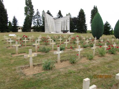 04 - Monument
696 sépultures de Militaires Polonais dans cette nécropole
Soldats inhumés sous des croix blanches portant 
- leur nom
- leur grade
- date de décès
copyright photo Piotr Packowski
copyright Frania
