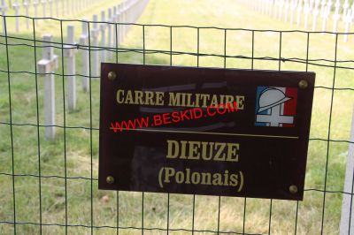 1 - Entrée du carré militaire Polonais
940 Soldats reposent dans cette nécropole dont 
233 Soldats Polonais et 
64 soldats Polonais INCONNUS (NIEZNANI ZOLNIERZE)
