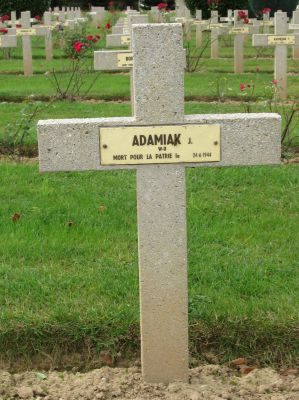 ADAMIAK Jan
- 31 ans - 
Né 28.11.1912
Décès 24.06.1944 Les Baux-Sainte-Croix (27)
Matricule P782794
Polish Air Force
315ème Escadron Deblinskie
Sergent-Major
Mustang III FZ147 PK-Q
Abattu par un FW190 près Les Baux-Sainte-Croix (27) en revenant d'un "Ranger"
Tombe 9 - Rang A - Carré II
copyright photo Piotr Packowski
copyright Frania
