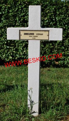 ANDRZEJEWSKI Stephan
Décès 15.08.1941 Saint-Julien-lès-Metz (Plantières) (57)
Inhumation 12.06.1964 - Tombe 113
Armée Polonaise
copyright Frania 
