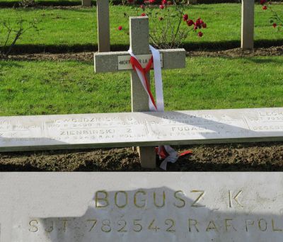 BOGUSZ Kazimierz
 - 28 ans -
Né 28.10.1915 Warszawa
Décès 01.07.1944 Beauvilliers (28)
Matricule 782542
Polish Air Force
300ème Escadron Mazowieckie
Sergent
Lancaster ED814 avec le code sans fil BH-N a été abattu par un chasseur de nuit pendant le bombardement d'une gare à Vierzon (03)
Tombe 3/5 - Rang AA - Carré II
copyright photo Piotr Packowski
copyright Frania
