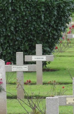 BRACHMANSKI Pawel
- 24 ans -
Né 24.05.1919 Niedobrzyce Rybnik
Décès 20.08.1944 Mont-Ormel (61)
Matricule 34661
1ère Division Blindée Polonaise
9ème Bataillon Fusiliers Tirailleurs
Tireur
Tombe 3 - Carré II - Rang F
copyright photo Piotr Packowski
copyright Frania
