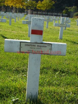 DRAPSIAK Boguslaw Waclaw
26 ans
Né 01.07.1913
Décès 25.03.1940 
(Accident de la circulation)
Régiment A.R.A.A.
Caporal
Provenance Clermont-Ferrand (Carmes) (63)
Inhumation 10.01.1964 - PV 124/3670
Carré D - Rang 5 - Tombe 6
Copyright Frania
