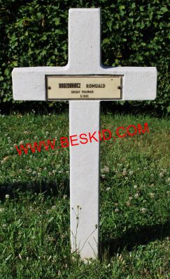 DROZDOWICZ Romuald
- 33 ans - Marié
Né 20.02.1912 Osciewicze (PL)
Inhumation 24.06.1964 - Tombe 68
Polish Air Force - Escadron 300
Sergent Mitrailleur
Décès 02.01.1945 Ville-au-Montois (54) à bord du Lancaster PB 823 avec 
Banys Jan 28 ans - Heyne Walenty 26 ans  - Janas Brunon 29 ans
Omiotek Wiktor 24 ans - Wrus Maksymilian 36 ans - Zielinski Stefan 28 ans
copyright Frania
 [url=http://www.beskid.com/lancaster.html]Le dernier vol du PB823 [/url] 
