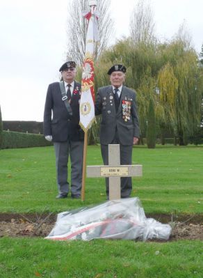 DZIKI Wladyslaw
38 ans - Marié
Né 17.09.1915 Swinna Zywiec Silésie
Décès 03.09.1944 Abbeville (80)
Inhumation 07.1947
1ère Division Blindée Polonaise
Bataillon Tirailleurs
Matricule 22783
Sergent Lancier
Décoration : KRZYZ WALENCZNYCH
Tombe 3 - Carré V - Rang E
Voir à [url=https://beskid.com/le-long-parcours-de-wladyslaw-dziki/]Le long parcours de Wladyslaw Dziki[/url]
