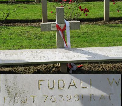 FUDALI Wladyslaw
- 23 ans -
Né 17.02.1920 Rabka Zdroj
Décès 01.07.1944 Beauvilliers (28)
Matricule 783291
Polish Air Force
300ème Escadron Mazowieckie
Sergent Pilote
Lancaster ED814 avec le code sans fil BH-N a été abattu par un chasseur de nuit pendant le bombardement d'une gare à Vierzon (03)
Tombe 3/5 - Rang AA - Carré II
copyright photo Piotr Packowski
copyright Frania
