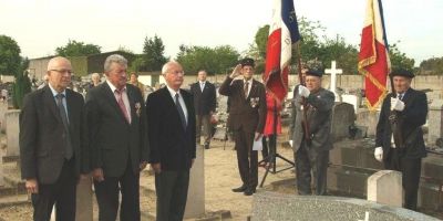 1 - Association France-Pologne-Gironde
Cette association veille sur le carré polonais du cimetière St Bris.
45 Polonais ont servi dans l’armée américaine en France après la Seconde Guerre mondiale
dans le camp militaire américain dans la forêt de Braconne, Mornac (Charente).
Ils ont quitté leur patrie, ont combattu l’occupant et, pour un grand nombre, rejoint l’armée du général Patton en Bavière en 1945.
D’autres provenaient des camps de prisonniers de guerre ou des camps de travaux forcés en Allemagne
Ils entrèrent dans les unités auxiliaires du Labor, service américain en France, camp de Captieux. 
Après le départ des Américains, ils ont été abandonnés et sont décédés comme des Apatrides,
ne pouvant rentrer dans leur pays devenu communiste.
À tous ces hommes, la municipalité et la section des anciens combattants de Villenave-d’Ornon
rendent les honneurs à l’occasion de la Fête nationale polonaise le 03 mai.
Copyright Frania

