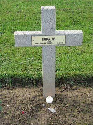 HUPA Wiktor
- 31 ans -
Né 19.10.1912 Zawady Rawicz
Décès 20.08.1944 Mont-Ormel (61)
Matricule 04559
1ère Division Blindée Polonaise
8ème Bataillon Fusiliers Tirailleurs
Aumônier
Décoration : Virtuti Militari
Tombe 2 - Carré V - Rang B
copyright photo Piotr Packowski
copyright Frania
