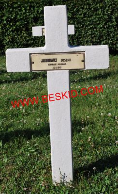 JAKUBOWICZ Joseph
Décès 25.06.1940 Saint-Dié (88)
Inhumation 25.07.1964 - Tombe 50
201ème Régiment Artillerie Lourde (R.A.L.)
Aspirant
copyright Frania 
