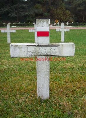 JAKUBOWSKI Adam
19 ans 
Né 25.08.1925
Décès 20.07.1944 La Versanne (42)
Les Loges de Montheux
(Crâne fracturé, fusillé)
Forces Françaises Intérieures
Résistant - sergent
315ème Bataillon Polonais
Provenance La Ricamarie (42)
Inhumation 21.10.1958 - PV 2920
Carré A - Rang 18 - Tombe 12
MORT POUR LA FRANCE
(dossier AC 21 P59064)
Copyright Frania
