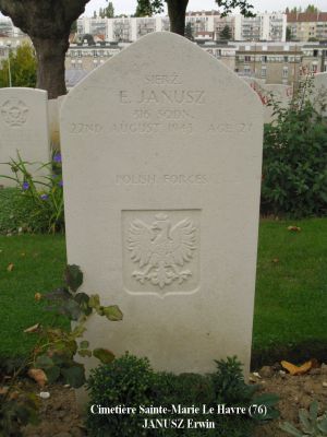 JANUSZ Erwin
Cimetière Sainte-Marie Le Havre (76)
- 27 ans -
Né 12.03.1916 Komorowiec Biala
Décès 22.08.1943 Rouen (76)
R.A.F. Polish
Sous-Officier Pilote
Matricule 784680
316ème Escadron
Super-marine Spitfire EIX n°EN179 - code SZ-C a été abattu par FW 190 près de Rouen (76)
Carré 67 - Rang G - Tombe 10
copyright Frania
