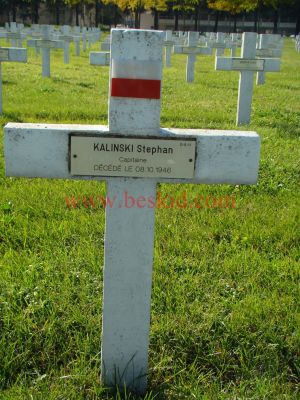 KALINSKI Stephan
53 ans - Epouse Irena Kalinska de
Cracovie rue Podbrzezie 5/6
Né 01.07.1892 Cracovie Krakow Malopolskie (PL)
Décès 08.10.1946 Autun (71)
Place du Champ de Mars
Capitaine Mission Polonaise à Paris
Provenance d’Autun (71)
Inhumation 04.06.1964 - PV aucun
Carré D - Rang 5 - Tombe 11
Copyright Frania
