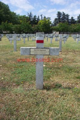 KALPAS Raymond Rajmund
22 ans
Né 20.01.1918 Kokand (Ouzbékistan)
Décès 01.06.1940 
Menuisier
Estampille 317/D
145ème Bataillon Aviation Polonaise
Pilote Sous-Lieutenant 
Provenance Lyon-Guillotière 5/3-I-20
Inhumation 26.09.1957 - PV 2234
Carré D - Rang 4 - Tombe 24
Copyright photo Stéphane Delrieu
Copyright Frania
