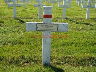 KOGUT Stanislaw
26 ans - célibataire 
Né 20.10.1916 Lansing Ohio (USA)
Fils de Jan
Décès 05.06.1940
Estampille 323/D
145ème Bataillon Aviation Polonaise
Sous-lieutenant 
Domicile : Bobrowniki Male (Tarnow) Malopolskie (PL)
Provenance Lyon-Guillotière 5/3-I-22
Inhumation 30.09.1957 - PV 2233
Carré D - Rang 4 - Tombe 23
Copyright Frania
