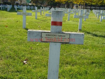 KONIECZKO Tadeusz
26 ans - célibataire
Né 03.07.1914
Décès 10.05.1940 Bron (69) 
Estampille 275/D
Lors du bombardement de l'aéroport de Bron
Caporal-Chef mécanicien 
145ème Bataillon Aviation Polonaise
Provenance Lyon-Guillotière 5/3-I-13
Inhumation 30.09.1957 - PV 2241
Carré D - Rang 4 - Tombe 31
Copyright Frania
