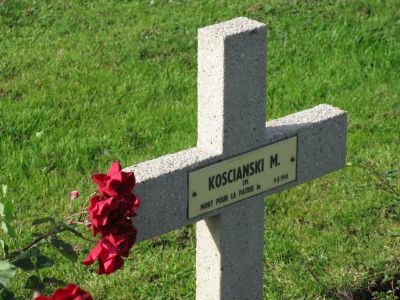 KOSCIANSKI Michal
- 29 ans -
Né 21.09.1914 Sierczew Jarocin
Décès 09.08.1944 Soignolles (14)
Matricule 23065
1ère Division Blindée Polonaise
1er Régiment Blindé
Caporal
Tombe 2 - Carré IV - Rang H
copyright photo Piotr Packowski
copyright Frania
