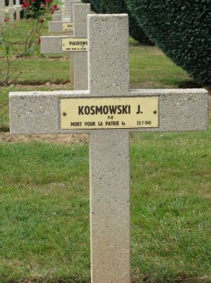 KOSMOWSKI Janusz Bogdan
- 25 ans -
Né 02.03.1916 Warszawa
Décès 23.07.1941 Hubersent (62)
1ère Division Blindée Polonaise
Matricule P0716
Royal Air Force Polonaise
306ème Escadron Torunski
Lieutenant
S’est écrasé avec Spitfire P 8334 UZ-E frappé par des câbles haute tension
Inscrit sur monument Polonais Northolt (GB)
Tombe 12 - Carré II - Rang AA
copyright photo Piotr Packowski
copyright Frania

