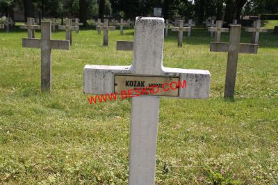 KOZAK Andrzej
Décès 1939/1942 Guinzeling (57)
Inhumation 14.05.1942 - Tombe 216
Armée Polonaise
copyright Frania 
