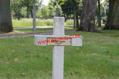 KRYSA Klemens
- 39 ans -
Né 20.01.1901 
Décès 17.06.1940 Dieuze (57)
Inhumation 20.05.1942 - Tombe 238
1ère Division Grenadiers
Armée Polonaise
copyright Frania 
