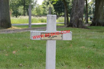 KRYSA Klemens
- 39 ans -
Né 20.01.1901 
Décès 17.06.1940 Dieuze (57)
Inhumation 20.05.1942 - Tombe 238
1ère Division Grenadiers
Armée Polonaise
copyright Frania 
