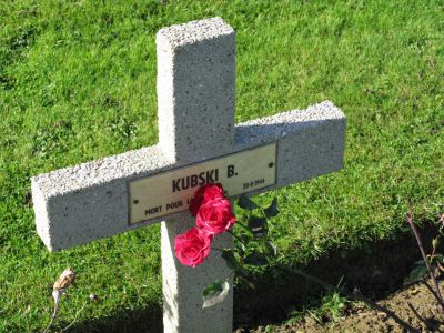 KUBSKI Boleslaw
- 34 ans -
Né 29.12.1909 Biala Wielun
Décès 20.08.1944 Les Moutiers-en-Auge (14)
Matricule 2117
1ère Division Blindée Polonaise
Bataillon Communication
Canonnier
Tombe 5 - Carré I - Rang F
copyright photo Piotr Packowski
copyright Frania
