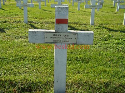 KULIG Jozef
32 ans - célibataire 
Né 24.01.1911 Cracovie Krakow Malopolskie (PL)
Fils de Kazimierz & Kubielasowa Anna
Décès 18.02.1943 Lyon 3ème (69)
(Hôpital Desgenettes - mort naturelle)
Estampille 474/3
1ère Brigade Motorisée Polonaise
Soldat
Provenance Lyon-Guillotière C3-6-18
Inhumation 30.09.1957 - PV 2195
Carré D - Rang 4 - Tombe 21
Copyright Frania
