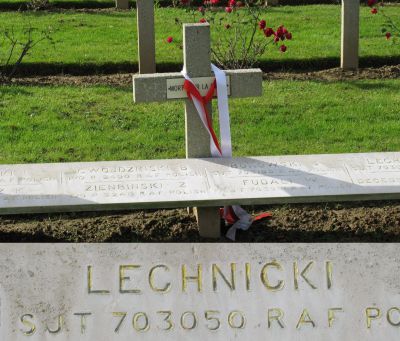 LECHNICKI Klemens Felicjan
- 26 ans -
Né 21.06.1918 Serebrysczce Chelm Lubelski
Décès 01.07.1944 Beauvilliers (28)
Matricule 703050
Polish Air Force
300ème Escadron Mazowieckie
Sergent
Lancaster ED814 avec le code sans fil BH-N a été abattu par un chasseur de nuit pendant le bombardement d'une gare à Vierzon (03)
Tombe 3/5 - Rang AA - Carré II
copyright photo Piotr Packowski
copyright Frania
