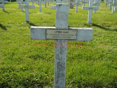 LIPTAK Jozef
33 ans
Né 01.06.1907
Décès 10.05.1940 Bron (69) 
Lors du bombardement de l'aéroport de Bron
145ème Bataillon Aviation Polonaise
Sergent mécanicien
Estampille 277/D
Provenance Lyon-Guillotière 5/3-I-15
Inhumation 30.09.1957 - PV 2239
Carré D - Rang 4 - Tombe 29
Copyright Frania
