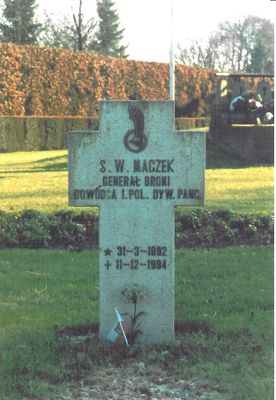 MACZEK Stanislaw
Né 31-03-1882 Szczarec (Lwow)
Fils Witold (avocat) & Muller Anna
1914/1918 militaire sous le drapeau autrichien
1939/1945 Général de la 1ère DIVISION BLINDEE POLONAISE
Héros de la poche de Falaise-Chambois (14)
Décoré de la plus Haute Distinction Polonaise : Ordre AIGLE BLANC
26-02-1945 décoré par le Maréchal Juin sous l'Arc de Triomphe à Paris de la Légion d'Honneur :
Commandeur & Croix de Guerre avec Palmes
Décès 11-12-1994 Edimbourg (GB)
102 ans
Un musée lui est consacré à Breda
Copyright Frania
