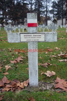 MIERNIK Stanislaw
21 ans - célibataire
Né 13.09.1919 Suchedniow Bloto Swietokrzyskie (PL)
Fils Marcel & Jozefa Zolbach
Décès 08.02.1941 Pau (64)
Hôpital complémentaire Ridgway à Pau
(26, avenue des lilas)
Régiment Association Polonaise
Caporal-Chef
Provenance Pau (64)
Inhumation 02.07.1962 - PV 4910
Carré E - Rang 6 - Tombe 36
Copyright Frania



