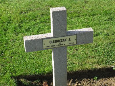 OLEJNICZAK Jan
- 31 ans -
Né 21.06.1913 Bieganow Sroda
Décès 16.08.1944 Jort (14)
Matricule 10549
1ère Division Blindée Polonaise
24ème Régiment Cavalerie
Sergent Lancier
Tombe 1 - Carré VI - Rang A
copyright photo Piotr Packowski
copyright Frania
