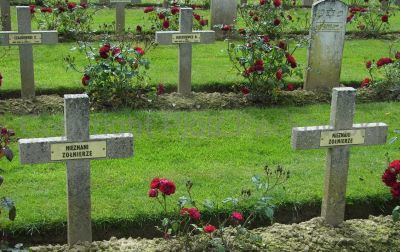 OLESKIEWICZ Bazil
- 20 ans -
Né 15.02.1923 Ostaszyn Nieswiez
Décès 11.08.1944 Estrées-la-Campagne (14)
Matricule 27142
1ère Division Blindée Polonaise
8ème Bataillon 
Fusilier Tirailleur
Sergent
Tombe 8 - Carré I - Rang E
copyright photo Piotr Packowski
copyright Frania
