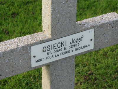 OSIECKI Jozef
- 22 ans -
Né 18.05.1922 Siemianowice Silésie
Décès 18.08.1944 Hautmesnil (50)
Matricule 32983
1ère Division Blindée Polonaise
10ème Régiment Dragons
Caporal Dragon
Tombe 2 - Carré II - Rang C
copyright photo Piotr Packowski
copyright Frania
