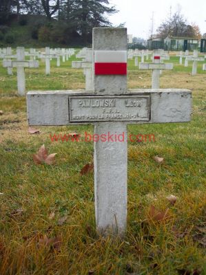 PAWLOWSKI Léon
20 ans - célibataire - étudiant 
Né 08.05.1924 Guesnain (59)
Fils de Julien & Pawlaczyck Hélène
Décès 21.07.1944 Vassieux-en-Vercors (26)
(Tué à l’ennemi)
Forces Françaises Intérieures
Domicile : croix de Pierre allée K n°4 Dechy (59)
Inscrit sur le chemin de Croix Valchevière à
Villard-de-Lans (38)
Provenance Villars-de-Lans (38)
Inhumation 15.07.1958 - PV 2797
Carré A - Rang 10 - Tombe 71
MORT POUR LA FRANCE 
(dossier 539648 29.03.1946)
Copyright Frania
