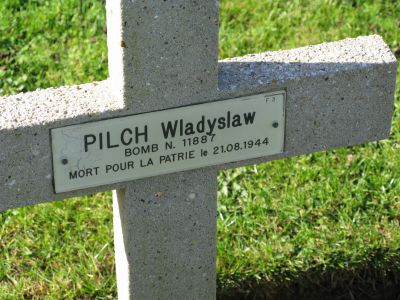 PILCH Wladyslaw
- 30 ans -
Né 24.11.1913 Podleze Bochnia
Décès 21.08.1944 Les Moutiers-en-Auge (14)
Matricule 11887
1ère Division Blindée Polonaise
1er Régiment Artillerie Motorisée
Caporal Artilleur
Décoration : Virtuti Militari
Tombe 3 - Carré I - Rang F
copyright photo Piotr Packowski
copyright Frania
