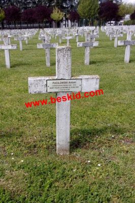 PUCILOWSKI Antoni
alias Synek /alias Jean Sawin /alias Roland
Cimetière Villeurbanne La Doua (69)
29 ans - 
Né 08.10.1914
Marié Belawitz Helen de Rasimas de Moscou
Un fils Thomas né 22.04.1943
Parachuté de Londres 22.07.1943
(Service secret Britannique)
Inconnu n°4 a été identifié en décembre 2015
Décès 16.06.1944 St-Didier-de-Formans (01) 
Inhumation 1975 -
Fusillé venant du Fort Montluc à Lyon
Lieutenant Polonais Opérateur Radio S.O.E. 
(Spécial Opération Executives)
A émis 228 dépêches - reçues 151 
Résistance Pown Monika
Figure sur le monument la Roussille à St-Didier
Carré H - Rang 1 - Tombe 26
Copyright Frania

