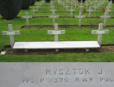 RYSZTOK Jan
 - 23 ans -
Né 15.11.1918 Swieciekow Janow
Décès 15.10.1942 Campigny (76)
Polish Air Force
Matricule P 1970
18ème Unité de Formation Opérationnelle OTU
Sous-Lieutenant
Wellington Z 1482 se perd dans un vol d'entraînement chargé de bombes. Les cinq membres ont péri
Tombe 1/3 - Rang AA - Carré III
copyright photo Piotr Packowski
copyright Frania
