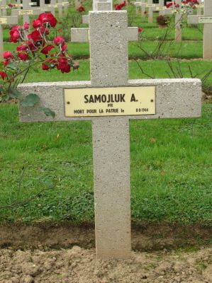 SAMOJLUK Antoni
- 22 ans -
Né 21.07.1922 Chopinow Luck
Décès 08.08.1944 Cormelles (14)
(Hôpital) blessé 
Matricule 27463
1ère Division Blindée Polonaise
1er Régiment d’Artillerie
Tireur
Tombe 9 - Carré I - Rang B
copyright photo Piotr Packowski
copyright Frania
