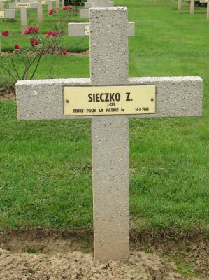 SIECZKO Tadeusz
- 22 ans -
Né 15.02.1922 Kowel
Décès 14.08.1944 Jort (14)
Matricule 28181
1ère Division Blindée Polonaise
Bataillon Tirailleurs
Caporal Tireur
Tombe 12 - Carré I - Rang B
copyright photo Piotr Packowski
copyright Frania
