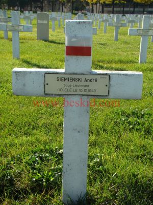 SIEMENSKI Andrzej (Comte) 
24 ans - célibataire 
Né 30.03.1918 Krzeszowice Malopolskie (PL)
Fils Stanislaw Jan Comte & Potocka Krystyna Comtesse
Décès 10.12.1943 La Tronche (38) acte 1026
Clinique des Alpes
Sous-lieutenant 
Domicile Assy (74)
Provenance La Tronche (38) (Sablon) caveau Coudray
Inhumation 02.12.1970 - PV ?
Carré D - Rang 5 - Tombe 12
Copyright Frania
