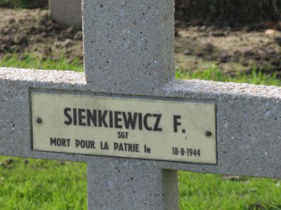 SIENKIEWICZ Franciszek
- 39 ans -
Né 22.02.1905 Puszcza Lida
Décès 18.08.1944 Louvières en Auge (61)
Matricule 25381
1ère Division Blindée Polonaise
10ème Régiment Dragons
Sergent Lancier
Tombe 10 - Carré VI - Rang B
copyright photo Piotr Packowski
copyright Frania
