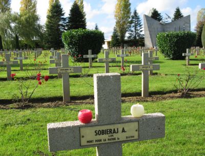 SOBIERAJ Antoni
- 28 ans -
Né 29.09.1915 Ickern (D)
Décès 18.08.1944 Les Moutiers-en-Auge (14)
Matricule 8367
1ère Division Blindée Polonaise
Bataillon de Communication
Caporal Tireur
Tombe 10 - Carré I - Rang F
copyright photo Piotr Packowski
copyright Frania
